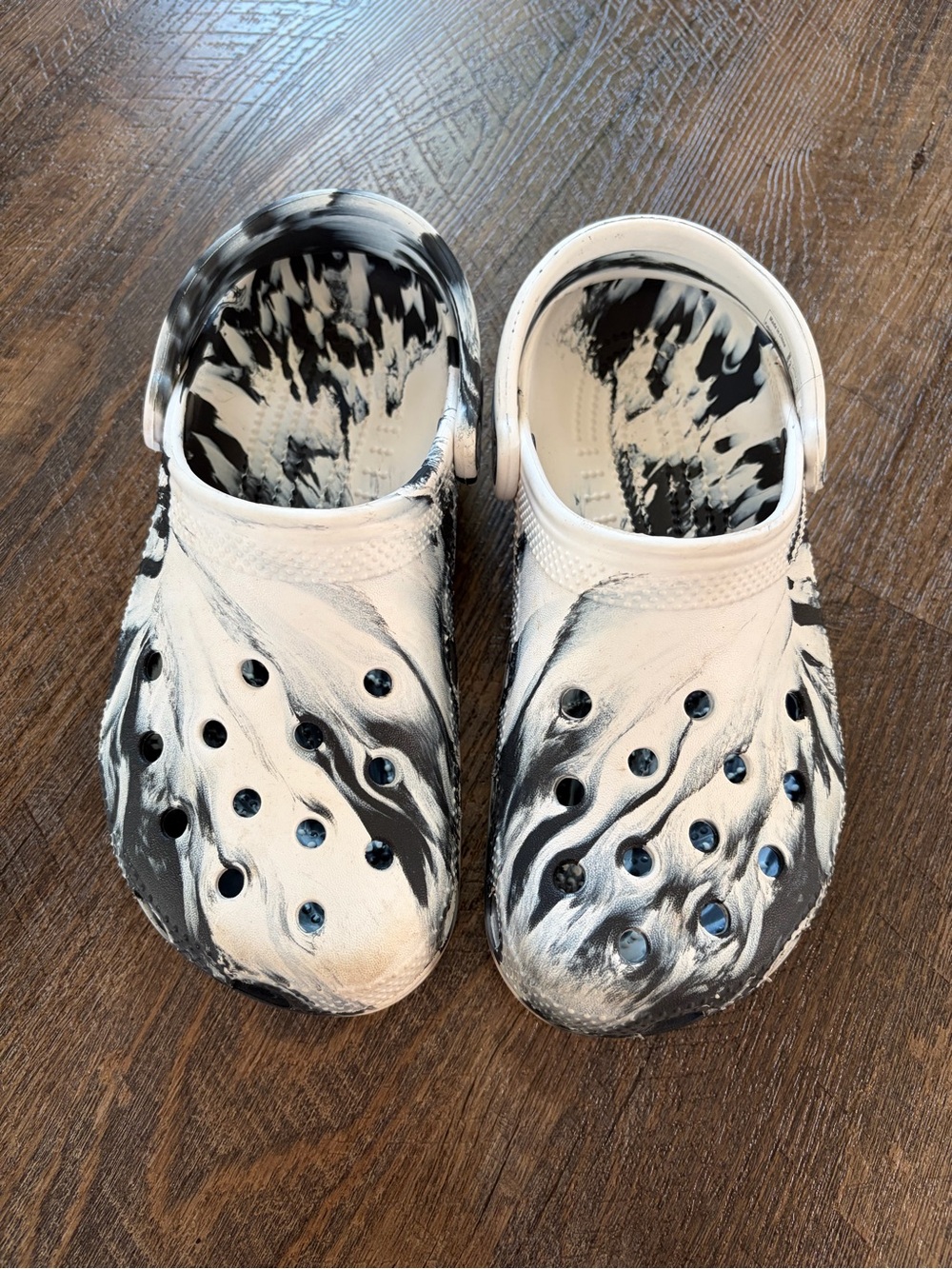 Crocs Marble Black and White Womens Size 7
